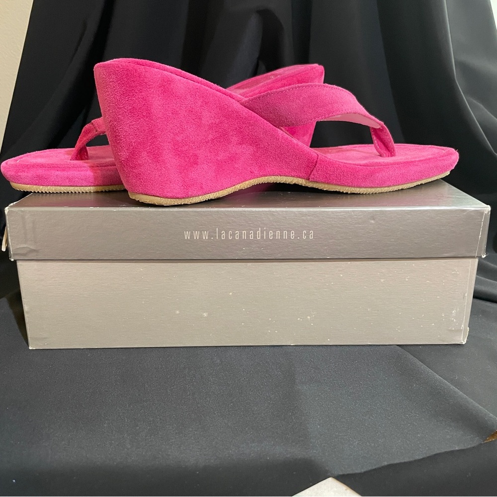 La Canadienne NIB Fuchsia Wedge Suede Sandal‎ Heels Shoes Size 38 (US 8)